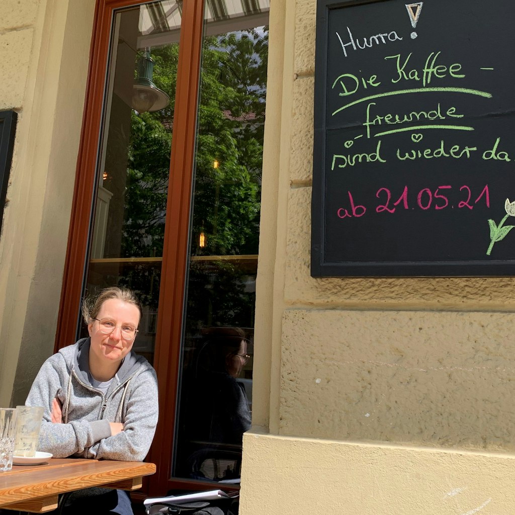 Endlich mal frei: Ärztin Doreen Reinbacher genießt den ersten Besuch in einem Café.