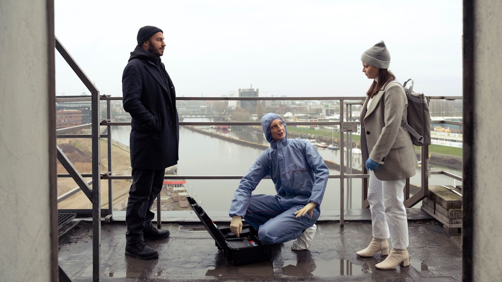 BKA-Expertin Linda Selb (Luise Wolfram, Mitte) erläutert Mads Andersen (Dar Salim, links) und Liv Moormann (Jasna Fritzi Bauer, rechts), was die Tatort-Analyse ergibt.