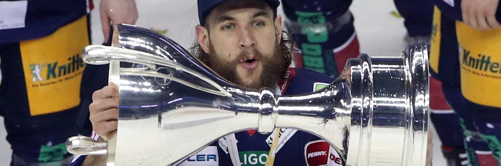 Zuletzt als Eisbär ganz stolz mit dem Meisterpokal, demnächst in Iserlohn: Kris Foucault.