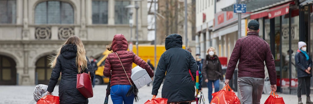 Alles so wie früher? Wenn beim Einkaufen keine Maske mehr getragen werden muss, bedeutet das für viele Menschen eine Erleichterung. Aber leider stellt das auch eine große Gefahr da.