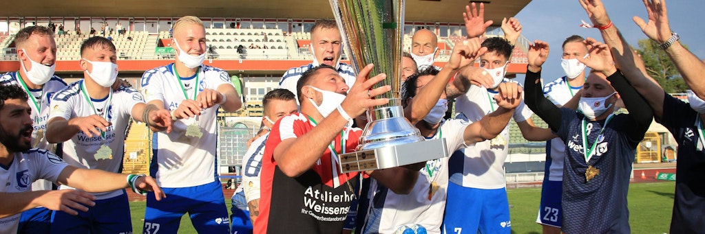 Altglienickes Co-Trainer Torsten Mattuschka hält den Cup im August 2020 in den Händen. Am Sonnabend steigen die beiden Halbfinalspiele um den Berliner Landespokal. Doch ob die Ergebnisse zählen, steht noch nicht fest. 