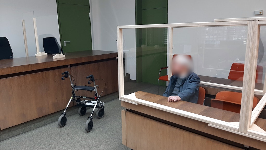 Der 88 Jahre alte Angeklagte sitzt vor Prozessbeginn im Gerichtssaal. Die Staatsanwaltschaft wirft ihm vor, brutal über eine ebenfalls demente Mitbewohnerin in einem Seniorenheim im Landkreis Miesbach hergefallen zu sein.