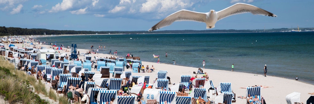 Auch im Seebad Binz auf der Insel Rügen (Mecklenburg-Vorpommern) werden bald wieder, wie hier im Sommer 2020, Tausende Urlauber die Sonne genießen. 