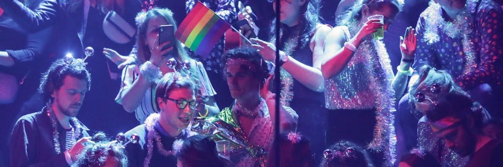 Fans besuchen das Finale des Eurovision Song Contest (ESC) in der Ahoy-Arena. In der Halle dürfen trotz Corona-Pandemie rund 3500 Zuschauer sitzen. Alle Besucher müssen ein negatives Corona-Testergebnis vorweisen. 