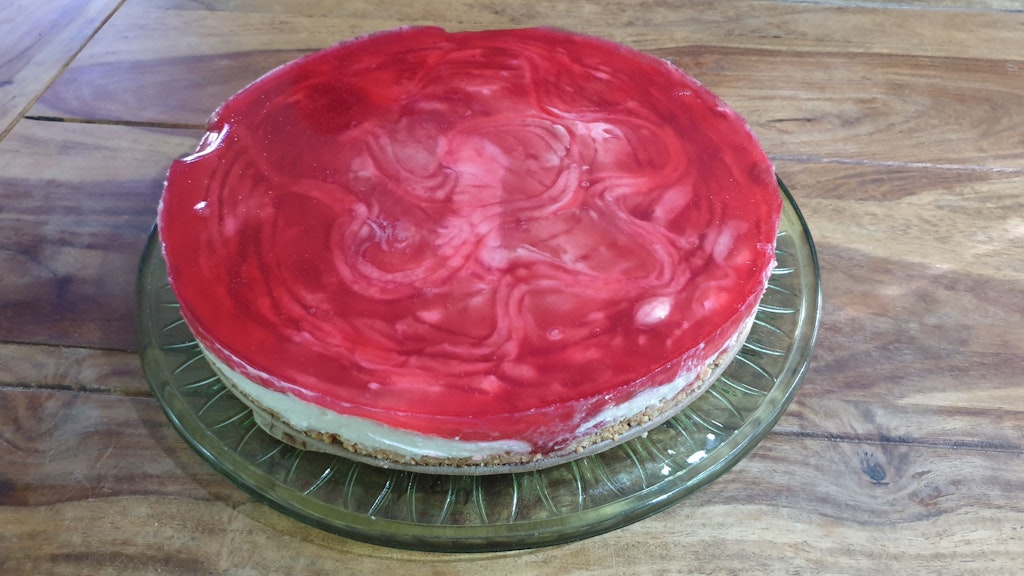 Mit seinem Spiegel aus rotem Tortenguss ist der Käsekuchen ohne Backen ein richtiger Hingucker.