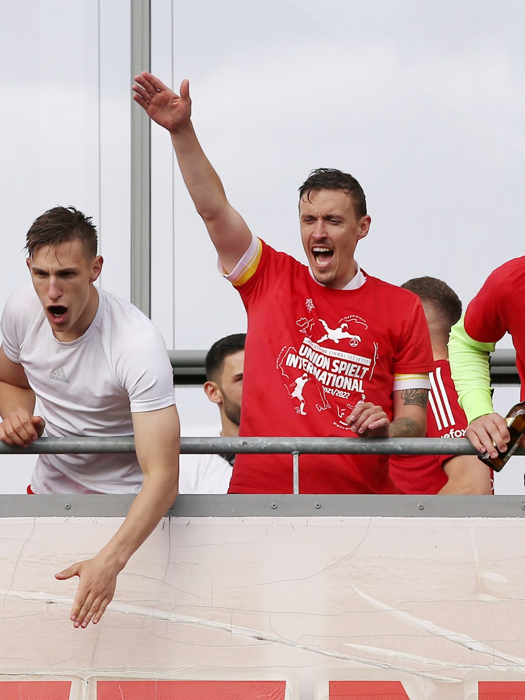 Nico Schlotterbeck, Max Kruse & Co. im Siegesrasuch nach dem Spiel auf dem Balkon der eisernen Haupttribüne.<br>