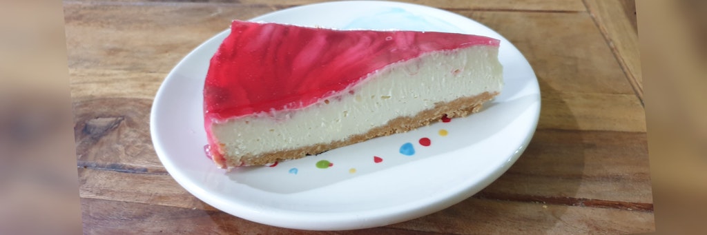 Der Käsekuchen ohne Backen ist so cremig und lecker.