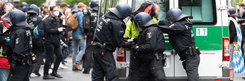Polizeibeamte nehmen einen Teilnehmer einer Demonstration gegen die Corona-Maßnahmen fest.