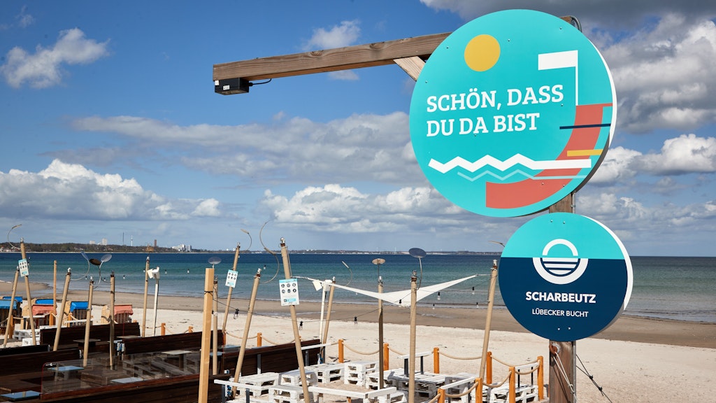 In Scharbeutz (Lübecker Bucht) zählt eine elektronische Strandampel, wie stark der Strand belegt ist.