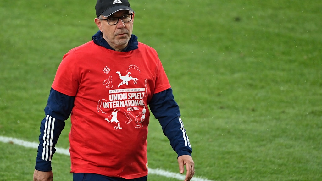 Unions Trainer Urs Fischer trägt nach dem Spiel ein T-Shirt mit dem Aufdruck „Union spielt International“. Wie der neue Wettbewerb funktioniert, ist unterdessen noch nicht allen voll bewusst. 