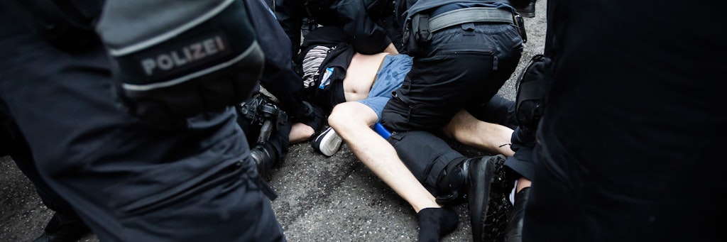 Mehrere hundert Protest-Teilnehmer nahm die Polizei am Samstag fest, die sich nicht an Hygiene-Vorschriften gehalten hatten. Einige Demonstranten griffen Polizisten und Journalisten an.