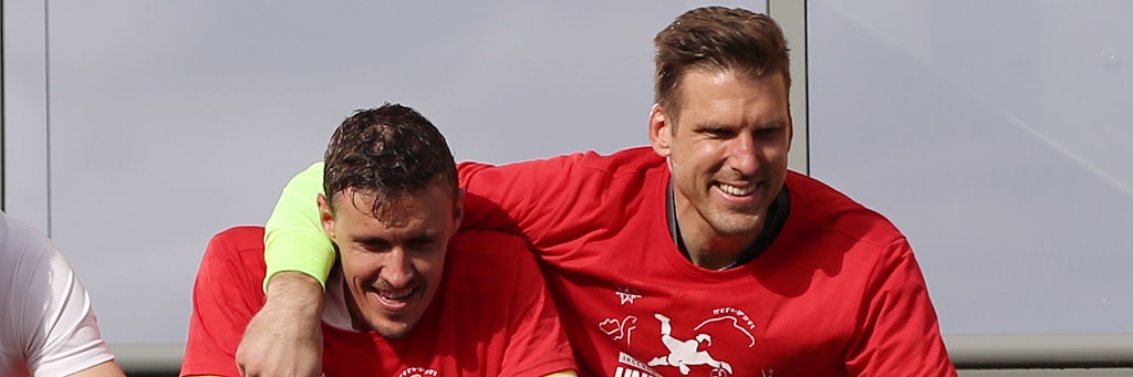 Die Väter des Siegs gegen Leipzig: Unions Max Kruse und Torwart Andreas Luthe feiern auf dem Balkon des Stadions.<br>