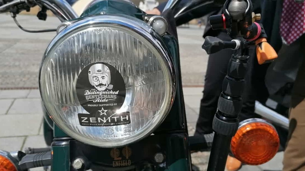 Mit Spaß an Retro-Design sind die Teilnehmer auf teils historischen Maschinen dabei.