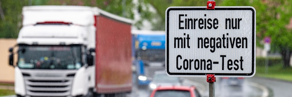 Ein Schild mit der Aufschrift "Einreise nur mit negativen Corona-Test" steht an der deutsch-tschechischen Grenze. 