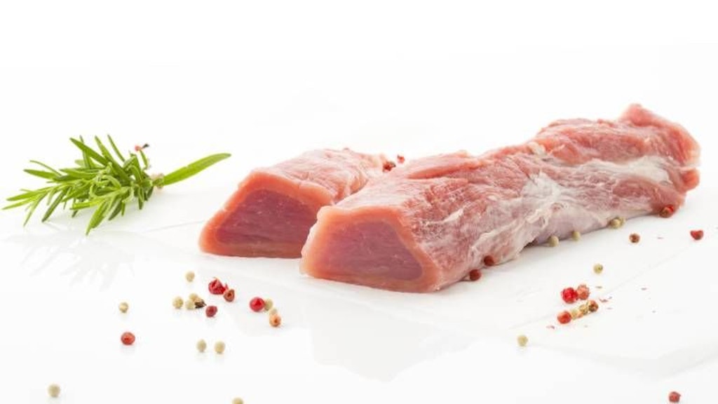Mit zartem Schweinefilet wird der mediterrane Auflauf perfekt.