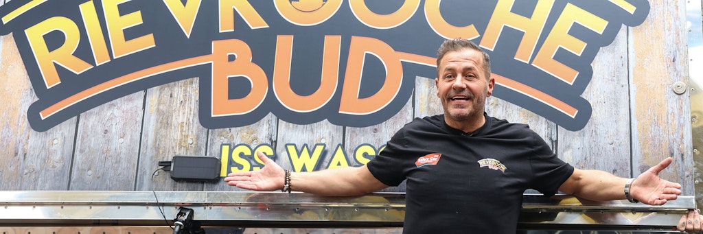 Willi Herren beim Eröffnung und Präsentations-Event von seinem Reibekuchen Foodtruck Willi Herrens Rievkooche Bud.