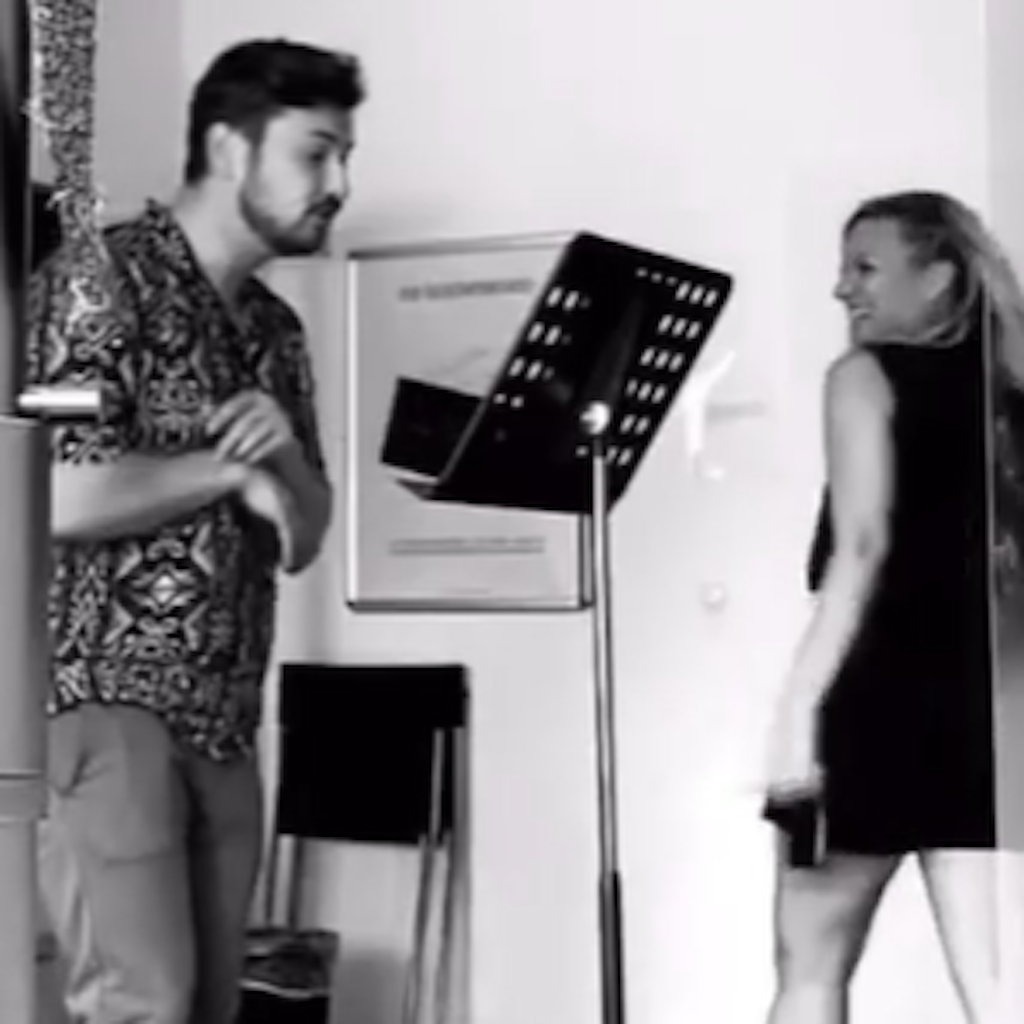 DSDS-Star Juliette Schoppmann gibt Nicolas Puschmann Gesangsunterricht.