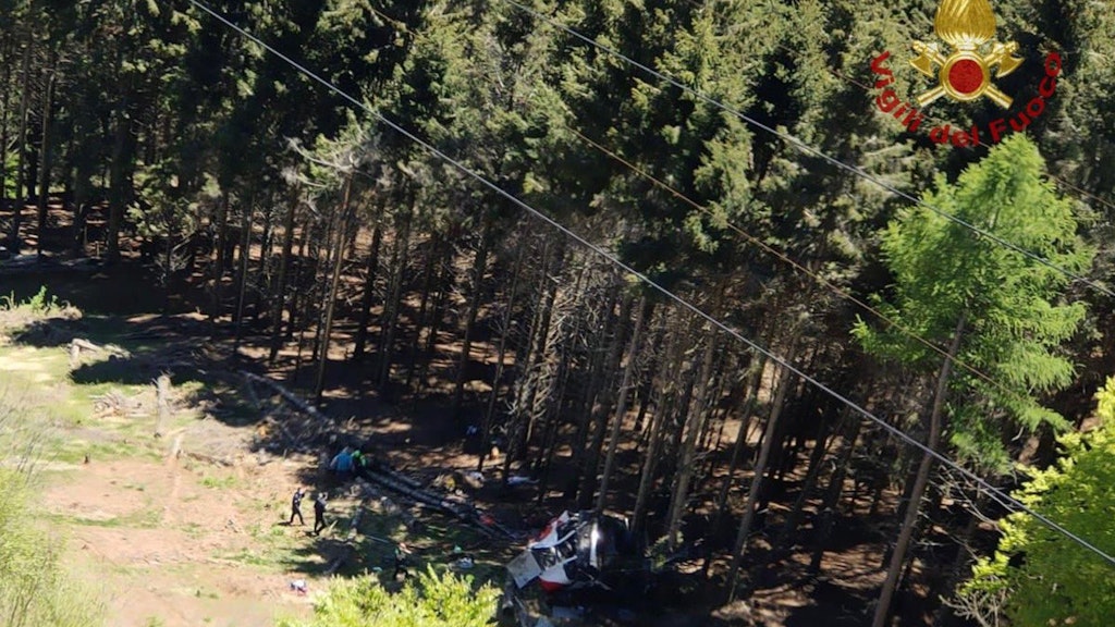 Die Aufnahme der Feuerwehr zeigt eine abgestürzte Gondel, die in einem Waldstück liegt. 