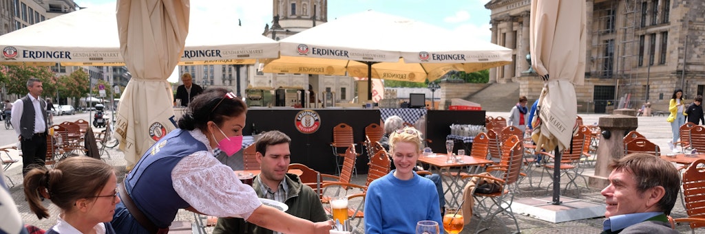 Berlin lebt auf! Am Gendarmenmarkt freuen sich die Menschen wieder auf Biergartenatmosphäre. Und Kellnerin Gülay Bicici freut sich, dass wieder die Gäste ins „Erdinger am Gendarmenmarkt“ kommen. <br><br>
