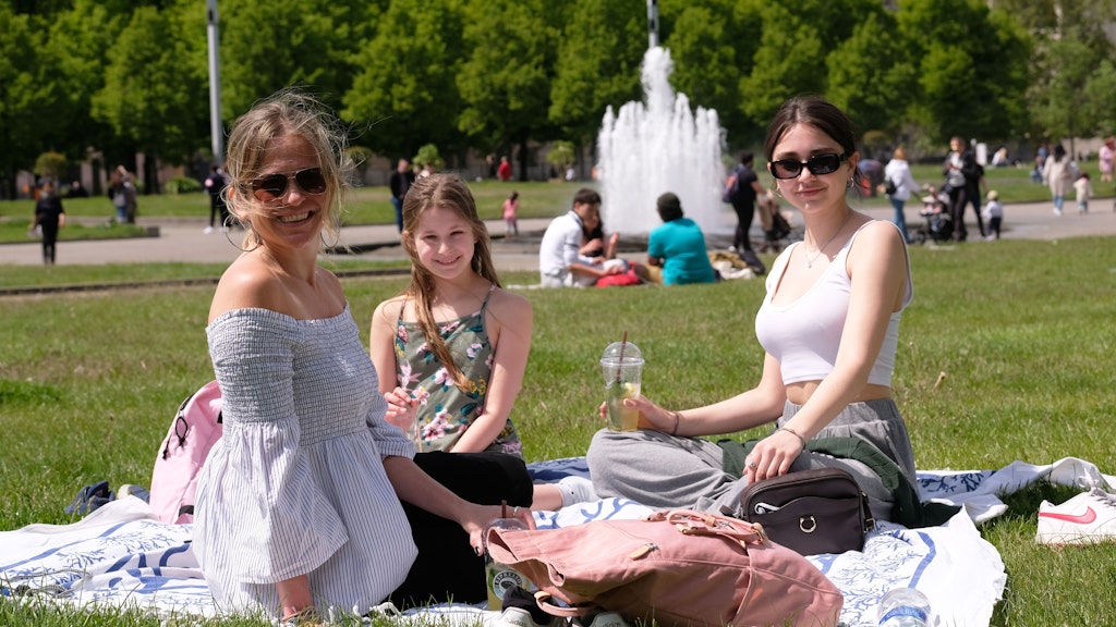 Sarah Reichert macht mi ihren Töchtern Priscilla und Natalia ein Picknick im Lustgarten.<br><br>