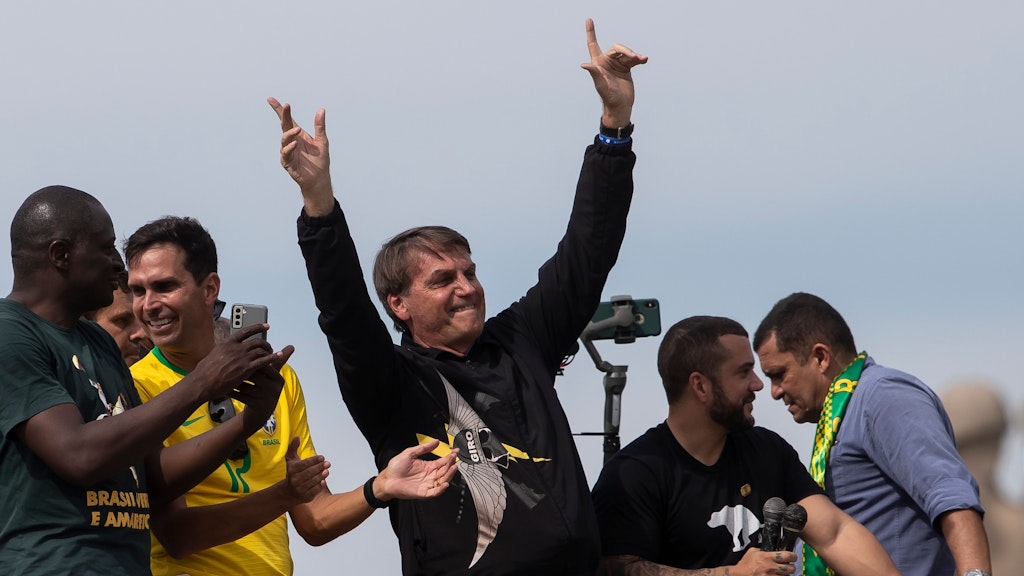  Jair Bolsonaro gestikuliert nach einer Motorradtour mit seinen Unterstützern. Sehr viele sind es nicht mehr. 