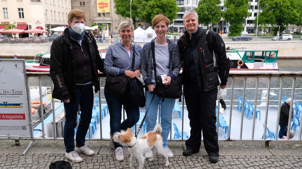 Am Schiffsanleger am Schiffbauerdamm freuen sich Sylvia (59), Katrin (52), Kristin (45)<br>und Simone Fischer (55, v. l. n. r.) auf eine gemeinsame Dampferfahrt.<br>