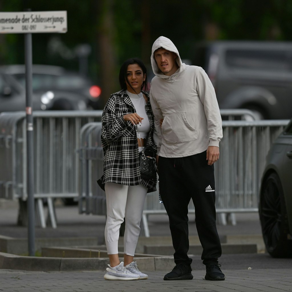 Union-Profi Max Kruse und seine Freundin Dilara nach der Feier mit den Fans.