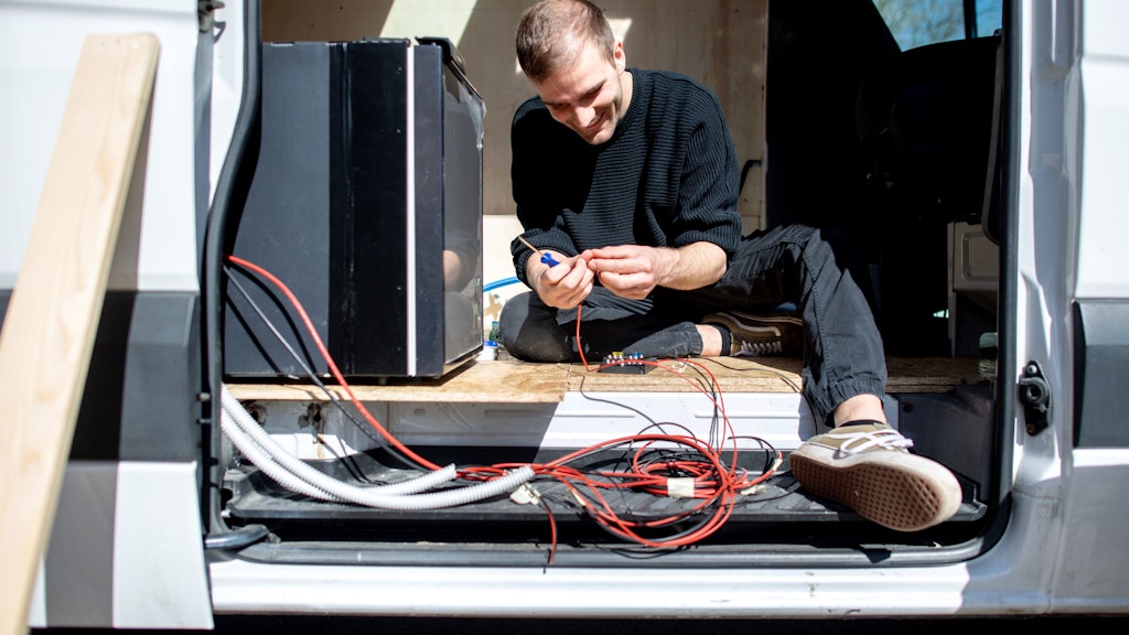 Hannes Wehrmann verbaut die elektrischen Bauteile in seinem Mercedes-Benz Sprinter, den er mit seiner Freundin Greta Thomas in Eigenarbeit zu einem Campervan umbaut. 