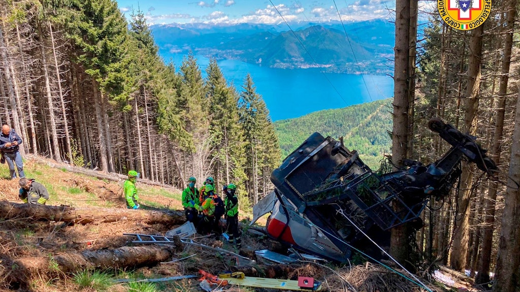 Retter arbeiten am Wrack einer Gondel, die in der Nähe des Gipfels der Stresa-Mottarone-Linie in der Region Piemont, Norditalien, abstürzt war. 