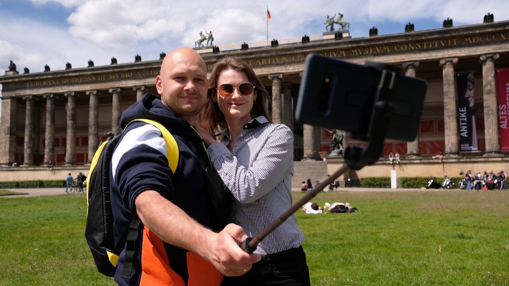 Erinnerungsfoto an einen schönen Tag: Maria (30) und Igor Kovalenko (38) machen Selfies vor dem Alten Museum im Lustgarten.<br>