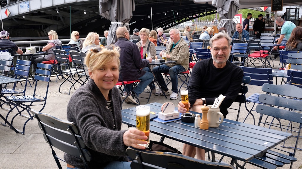 Am Schiffbauerdamm prosten sich Heike und Thomas Armendahl nach einer Fahrradtour mit einem Kölsch zu. „Endlich können wir wieder das Leben genießen, endlich kehrt ein wenig Normalität in den Alltag zurück“, sagen sie.<br><br>