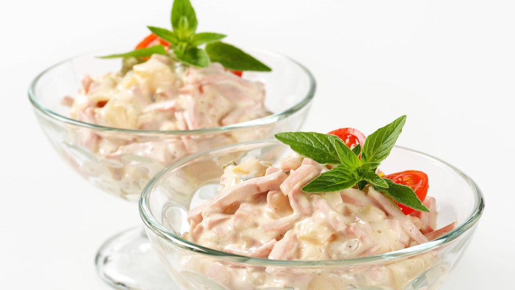 Viele bereiten ihren Kartoffelsalat mit Fleischsalat zu - aber in einigen Regionen ist der Kartoffelsalat mit Brühe beliebter.