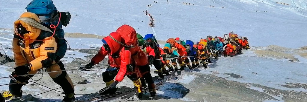 ARCHIV - 29.05.2019, Nepal, Mount Everest: In einer langer Schlange klettern Bergsteiger auf einem Pfad knapp unterhalb von Lager vier. (zu dpa «Trotz Corona-Fällen: Rund 350 Menschen standen auf Mount Everest») Foto: Rizza Alee/AP/dpa +++ dpa-Bildfunk +++