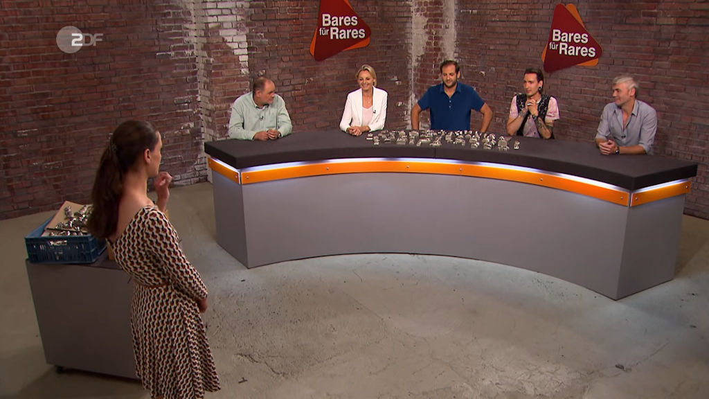 Kandidatin Anna Schneider im Händlerraum - die Antik-Experten von „Bares für Rares“ begutachten die Schokoladen-Förmchen.