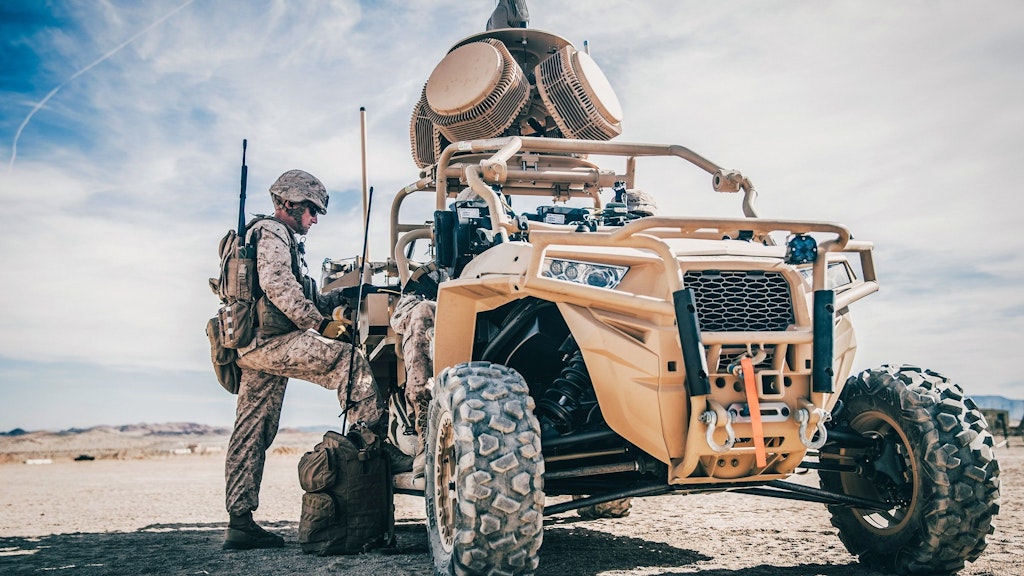 Radiowellen werden bereits als Waffe eingesetzt: US-Soldaten an einem Waffensystem, das mittels Radiowellen die Funkverbindung zu feindlichen Drohnen unterbricht.