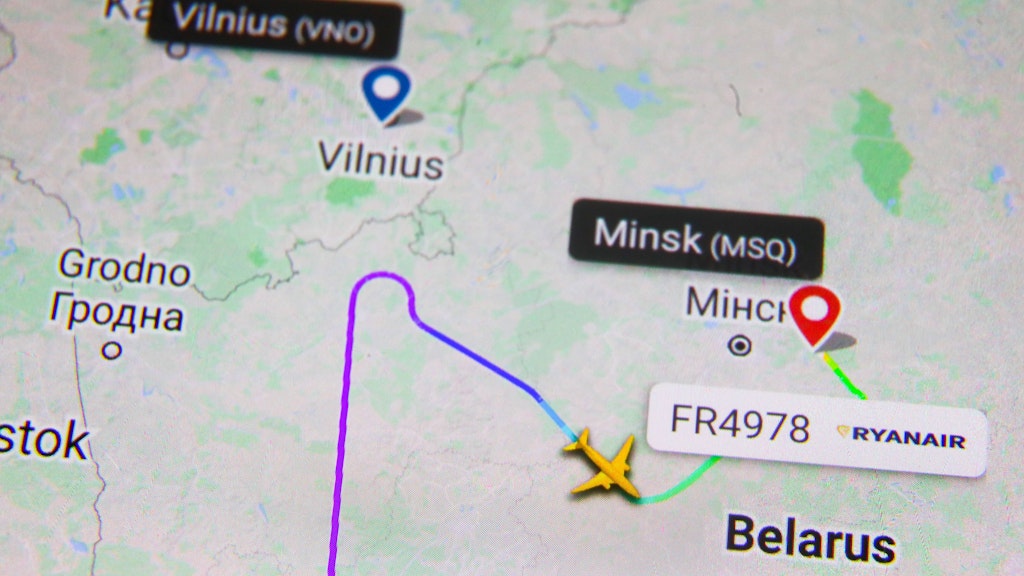 Auf Flightradar24 ist der Weg der Ryanair-Maschine nachzuvollziehen: Sie musste wegen „Bombenalarms“ nach Minsk abdrehen, obwohl ihr Ziel Vilnius viel näher lag.