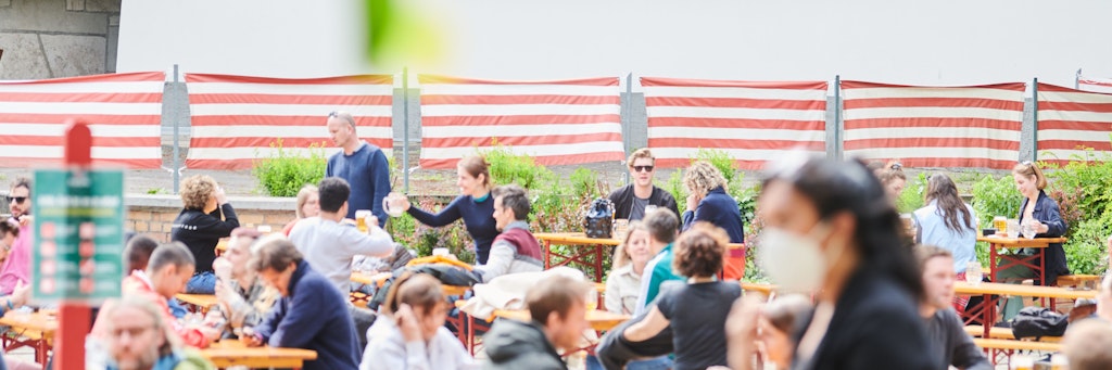 In diesem Biergarten in Berlin-Mitte geht es jetzt schon gesellig zu. Ab 4. Juni können sich mehr Freunde zum gemeinsamen Bier treffen.