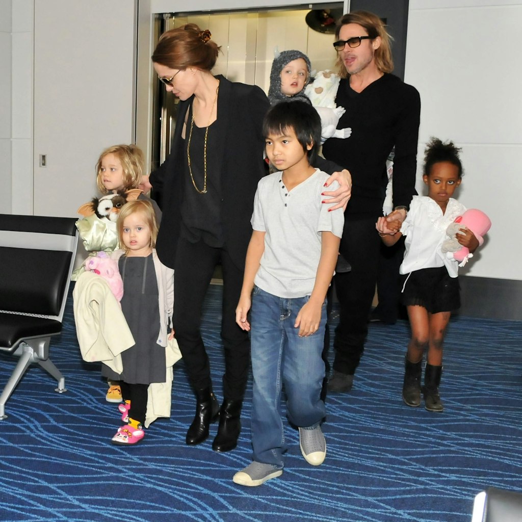 Angelina Jolie mit ihren Kindern: Shiloh Nouvel, Vivienne Marcheline, Maddox Chivan und Brad Pitt mit Sohn Knox Leon und Tochter Zahara Marley