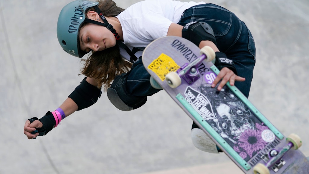 Im typischen Skater-Look mit Shirt, Jeans und Sneakern ist sie im Park schon wie ein alter Hase unterwegs.