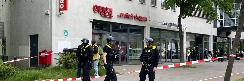 Der Tatort ist mit Flatterband abgesperrt. Spezialeinsatzkräfte sind am Tatort. 