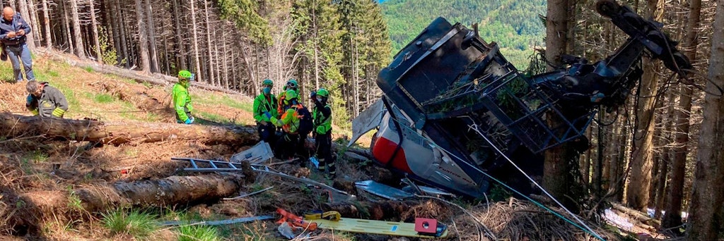 Retter arbeiten am Wrack einer Gondel, die in der Nähe des Gipfels der Stresa-Mottarone-Linie in der Region Piemont, Norditalien, abstürzt war. 