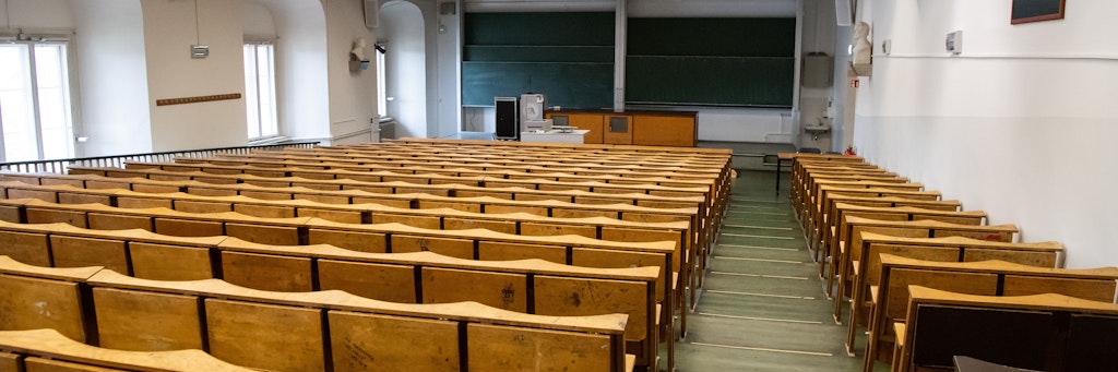 Ein leerer Hörsaal in der Humboldt-Universität. Der Öffnungsplan für die Berliner Hochschulen im Sommersemester wird heute vorgestellt.
