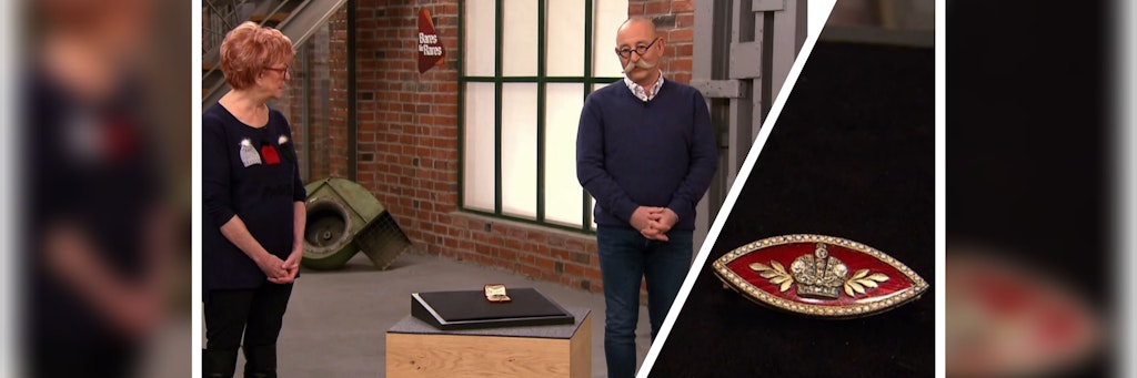 „Bares für Rares“-Moderator Horst Lichter muss bei der Verhandlung um diese außergewöhnliche Fabergé-Brosche helfen.