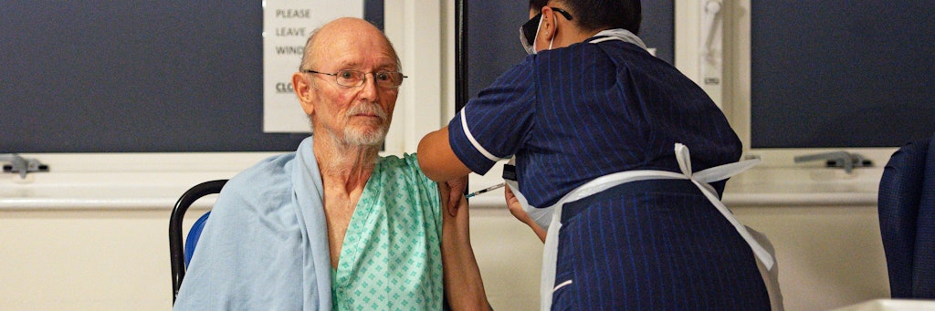 Der 81-jährige „Bill“ William Shakespeare bekommt im Universitätskrankenhaus Coventry zu Beginn der Impfkampagne von der Krankenschwester May Parsons den Pfizer/BioNtech-Impfstoff gegen das neuartige Coronavirus.