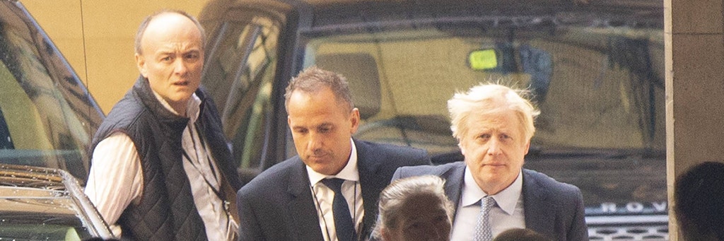 Eines der wenigen Fotos, das Premier Boris Johnson (r.) mit seinem Berater Dominic Cummings (l.) zeigt.
