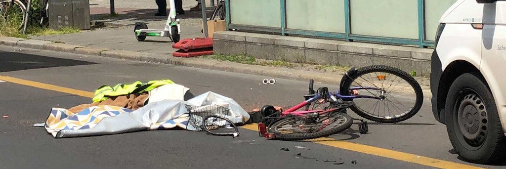 Tücher und ein Fahrrad liegen am Unfallort auf der Frankfurter Allee in Friedrichshain. 