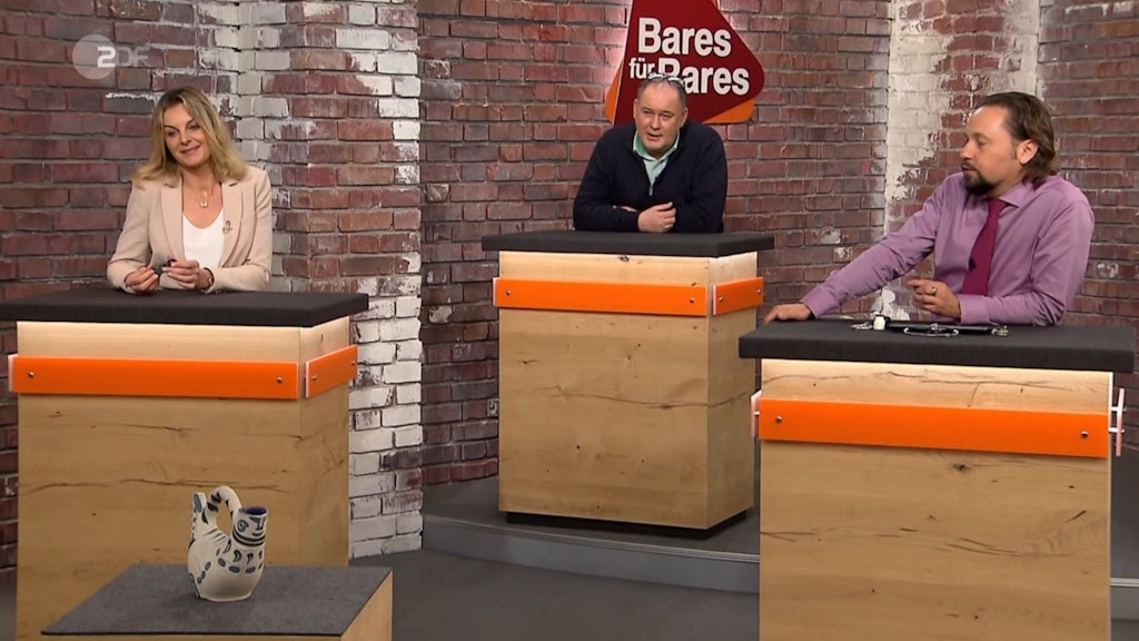 „Bares für Rares“-Händlerin Susanne Steiger bekommt den Zuschlag für den Krug von Pablo Picasso.