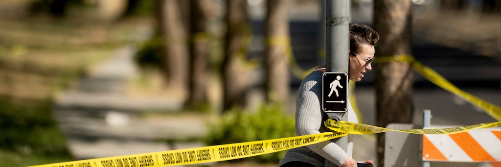 Eine Frau verlässt den Tatort der Schießerei in einer Anlage der Santa Clara Valley Transportation Authority (VTA). Ein Schütze hat an einem Zugdepot in der kalifornischen Stadt San Jose das Feuer eröffnet und mehrere Menschen getötet oder verletzt. 