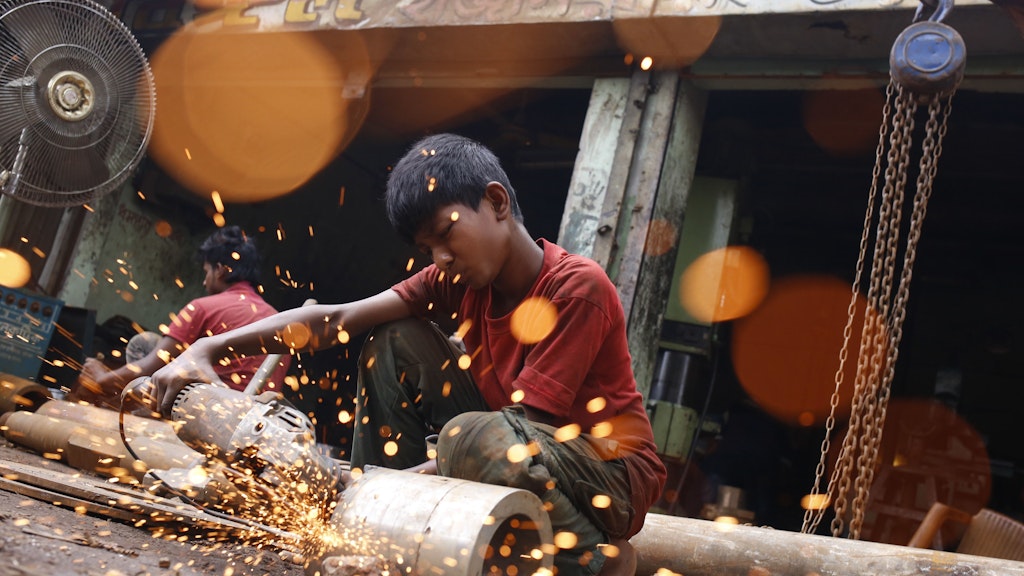Ein Junge arbeitet in Bangladesch auf einer Schiffswerft – das Gesetz soll auch Kinderarbeit eindämmen.