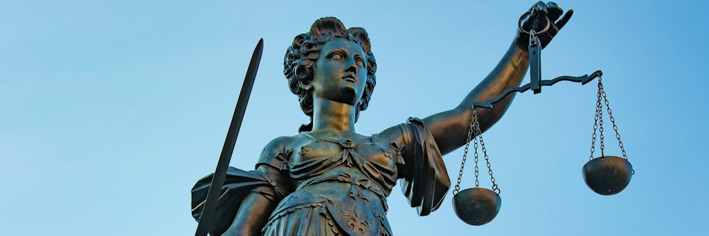 Justitia mit Waage und Schwert.